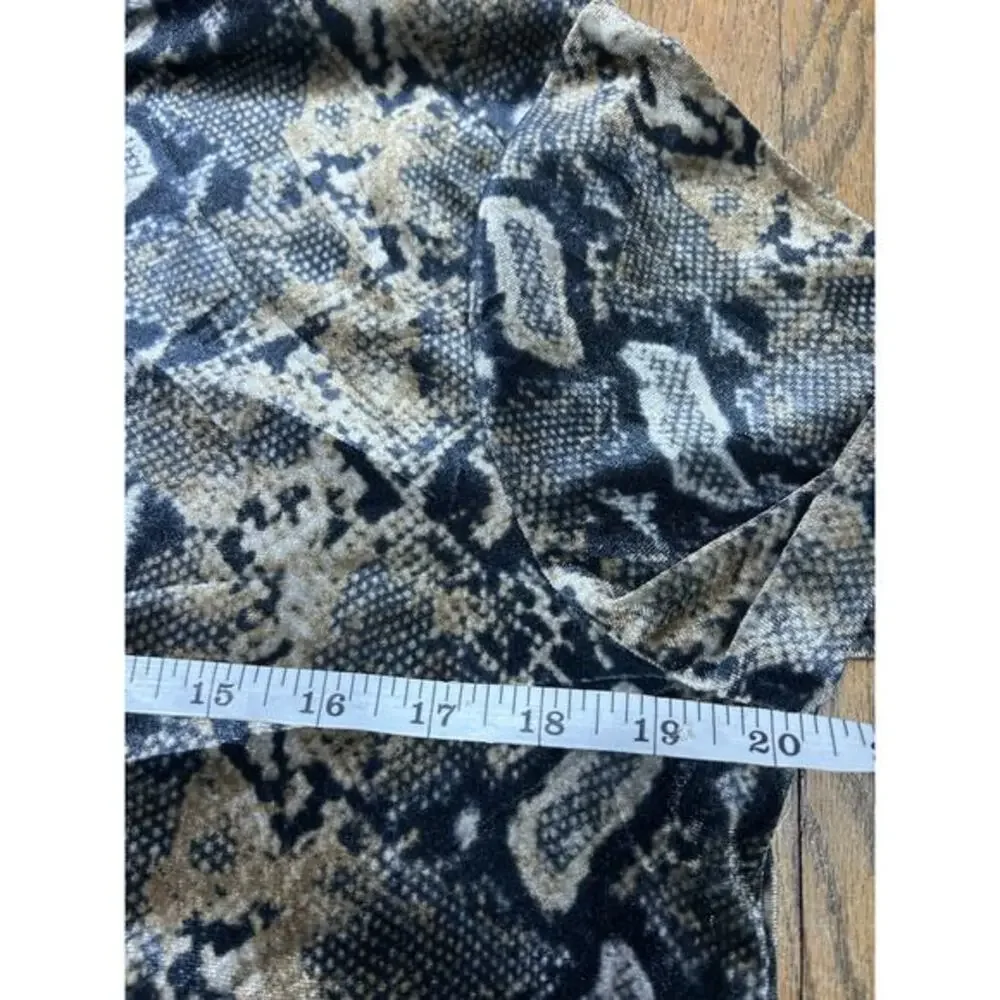 Carmen Marc Valvo Velvet Mock Neck Snakeskin Print Shirt Size M Mob‎ Wife Glam - Picture 6 of 7